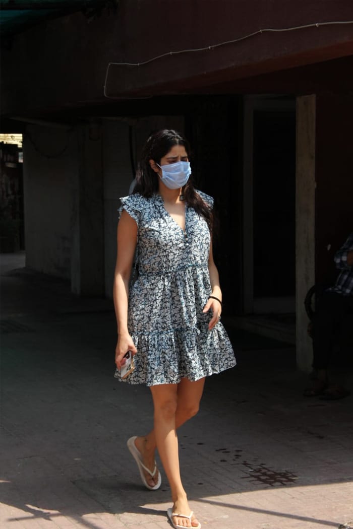 We spotted Janhvi Kapoor outside her Pilates class on Wednesday morning.  (Image courtesy: Varinder Chawla)