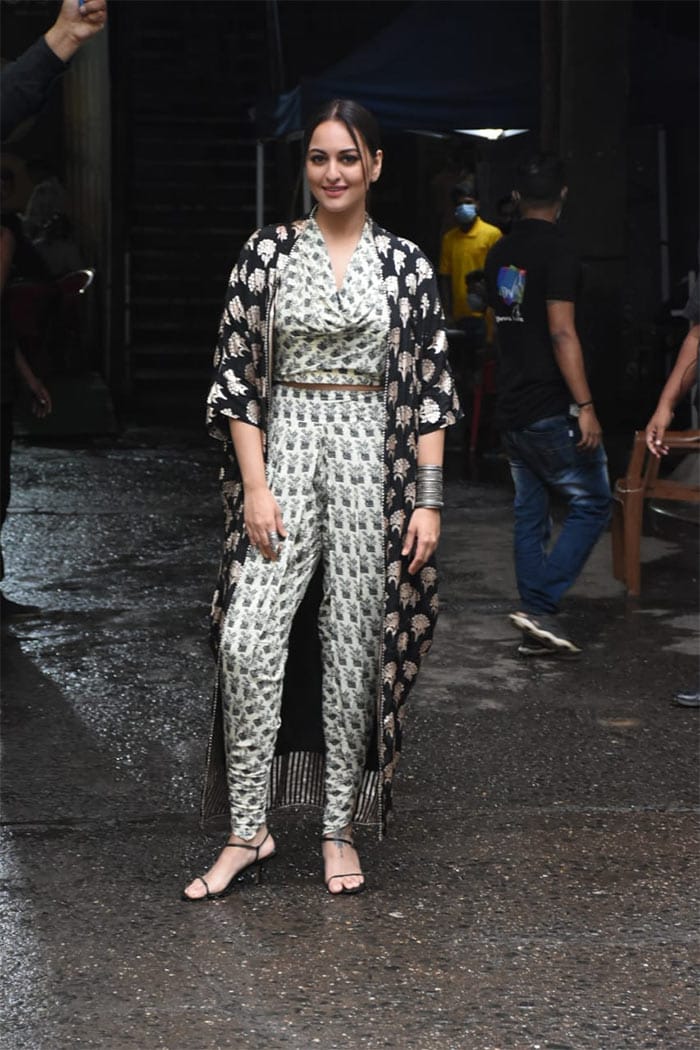 Sonakshi Sinha, who was on the sets of <I>Dance Deewane</i>, was in the mood for monochrome sartorial choices.