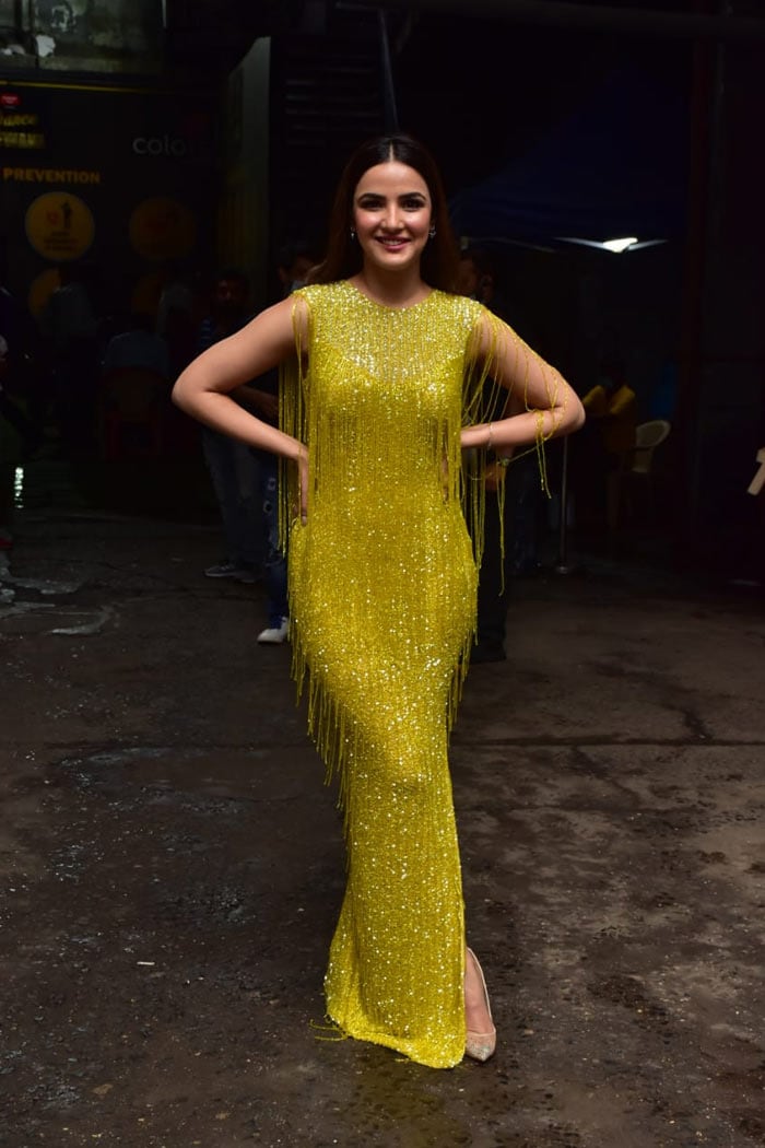 Jasmin Bhasin, shining bright like a diamond, turned heads on the sets of <I>Dance Deewane 3</i>.