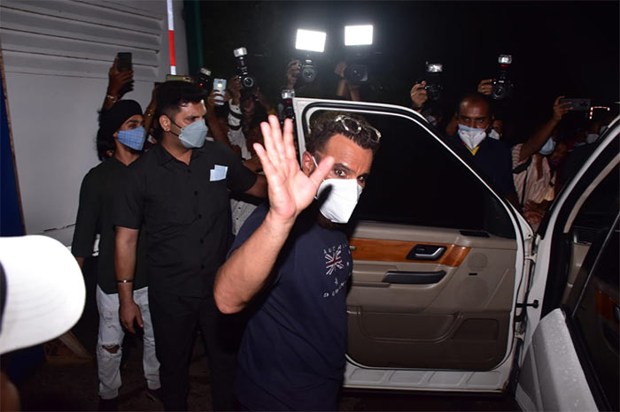 On Monday, Saif Ali Khan was spotted on the set of a project in Goregaon. The actor waved at the paparazzi as he made his way to the car.