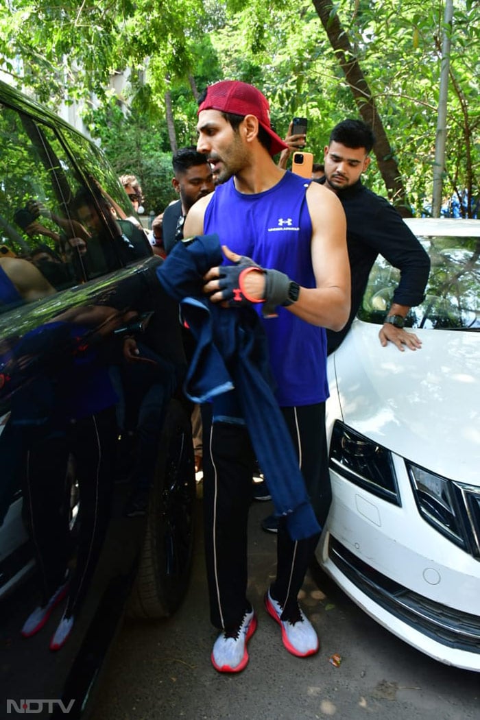 Kartik Aaryan was clicked at his candid best. (Image courtesy: Varinder Chawla)