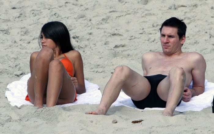 Messi spotted sunbathing with girlfriend
