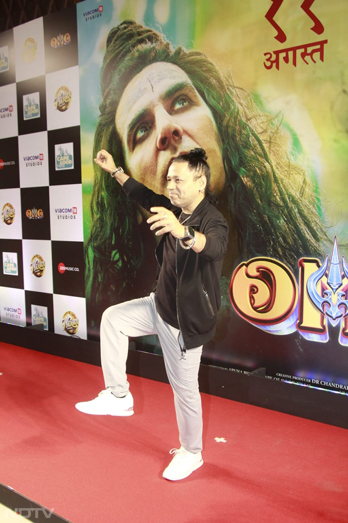 Kailash Kher clicked at the screening. (Image courtesy: Varinder Chawla)