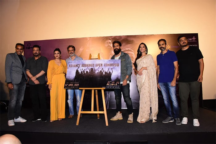 The team of <i>KGF 2</i> posed for the shutterbugs.