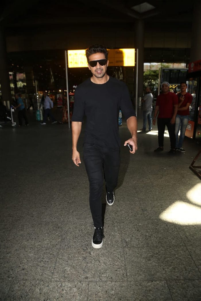 Yash And Saqib Saleem\'s Airport Style Game Is Strong