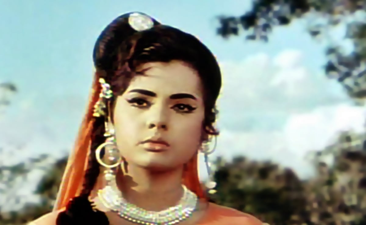 मुमताज के समधी की 7 फोटो, संडे को नहीं करते थे काम, महीनों सिनेमाघरों से नहीं उतरती थी सुपरस्टार की फिल्म, दामाद भी हैं पॉपुलर एक्टर