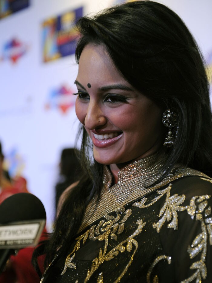 <b>Best Debut (Female)</b><br><br>: 
Sonakshi Sinha (<i>Dabangg</i>)