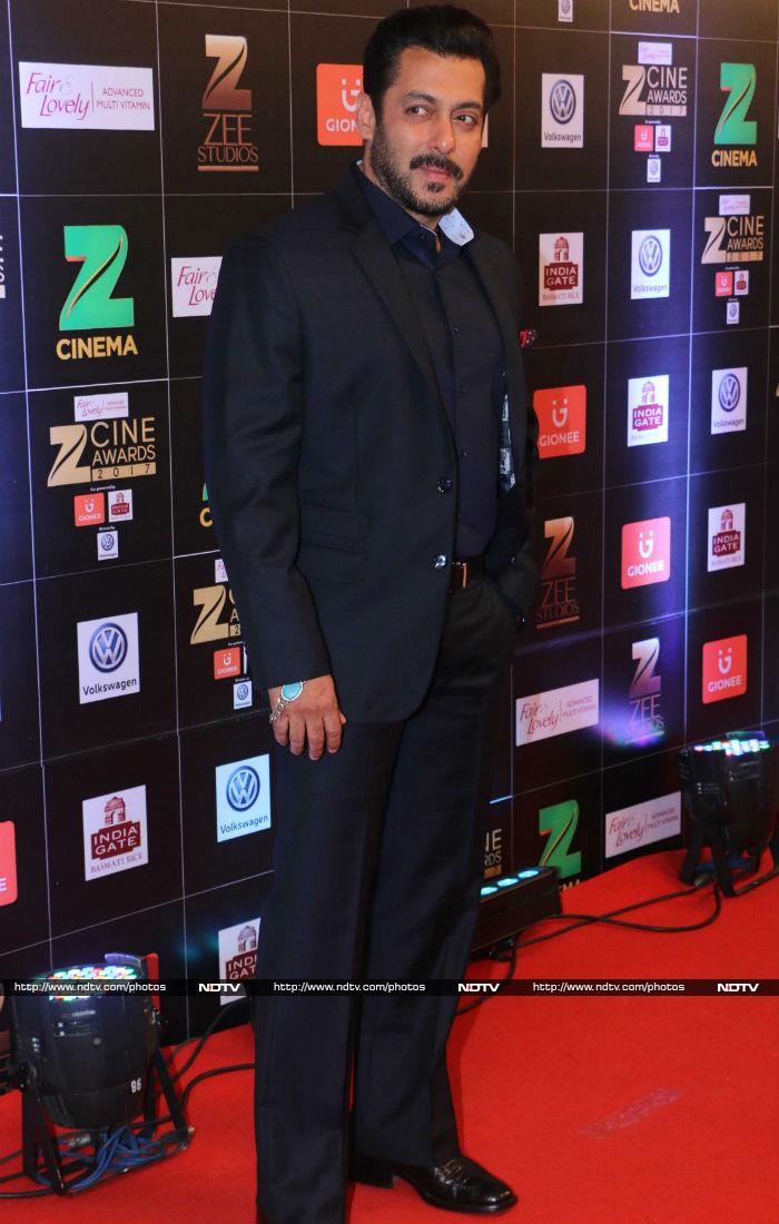 Zee Cine Awards 2017: Alia, Kareena, Anushka Dazzle On The Red Carpet