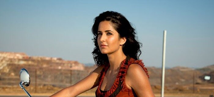 As luck would have it, Laila, played by Katrina Kaif, a bohemian fashion student from London is also in Spain. She takes time off to teach diving every year and this year she decided to do it in Spain, where she meets Arjun, Imraan and Kabir.