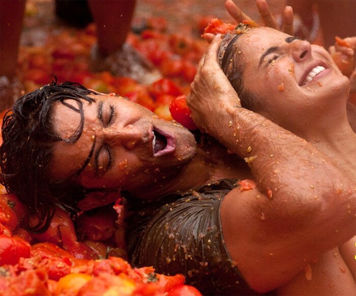 The La Tomatina festival of Spain was re-created for the shoot of the song <i>Ik Junoon</i>. It was shot in Bunyol, Valencia, in Spain. Almost 16 tons of tomatoes were used for the shoot and were flown in from Portugal. The film has already created a lot of buzz with its songs and promos.