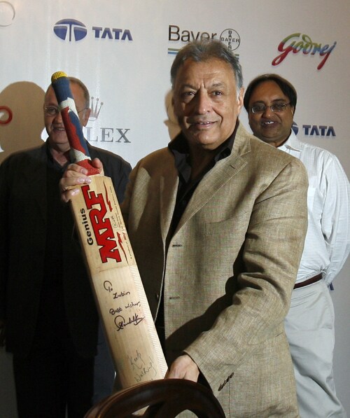 <b>Music maestro</b>: Conductor Zubin Mehta holds a cricket bat gifted to him by Indian cricketer Sachin Tendulkar at a press conference, in Mumbai.