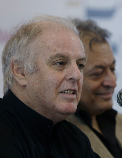 <b>Addressing the press</b>: Conductor and pianist Daniel Barenboim, left, speaks as conductor Zubin Mehta looks on during a press conference in Mumbai, India, Monday, Oct. 6, 2008.