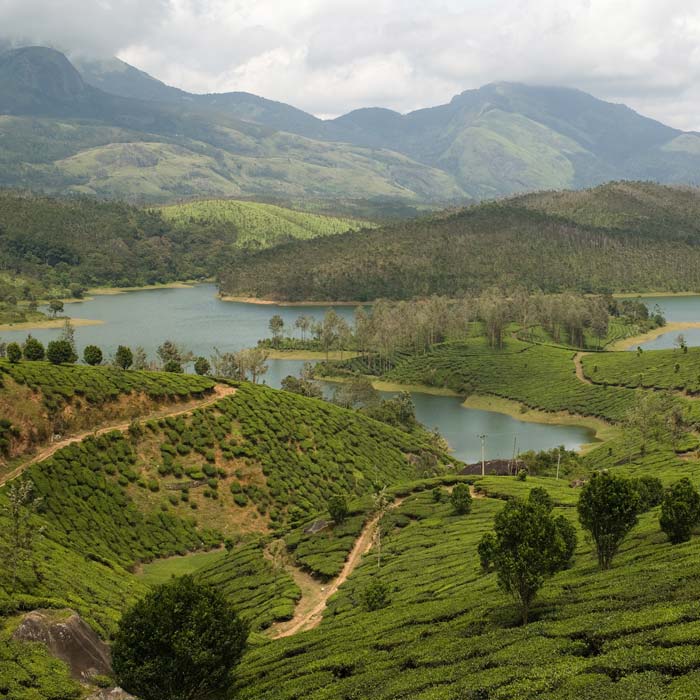 हिल स्‍टेशन पर छुट्टियां मनाने जा रहे हैं, तो साथ रखें ये ब्‍यूटी प्रोडक्‍ट...