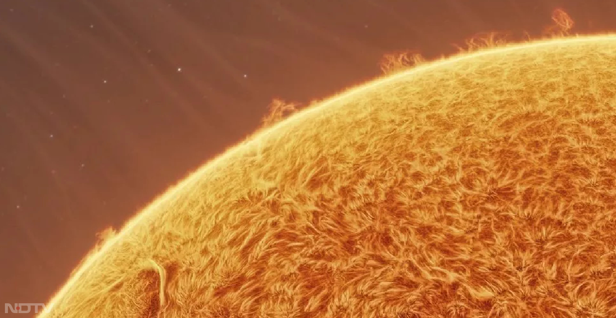 यह जानकारी नेशनल ओशनिक एंड एटमॉस्फेरिक एडमिनिस्ट्रेशन (NOAA) के हवाले से सामने आई है। बताया गया है कि दो CME के विलय से जो सौर ज्‍वाला बनी है, उसकी वजह से आज एक सौर तूफान पृथ्‍वी से टकरा सकता है। यह G3 कैटिगरी का सौर तूफान हो सकता है। ऐसे तूफान काफी पावरफुल होते हैं और पृथ्‍वी को अप्रत्‍यक्ष रूप से प्रभावित कर सकते हैं।