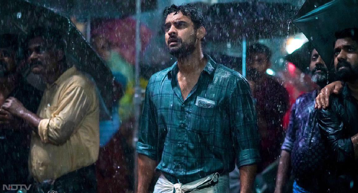 '2018: एवरीवन इज ए हीरो' का वर्ल्‍डवाइड कलेक्‍शन 150 करोड़ रुपये के पार पहुंच गया है। फ‍िल्‍म का बजट महज 12 करोड़ रुपये है। इसने पहले दिन ही अच्‍छा कलेक्‍शन शुरू कर दिया था। भारत में फ‍िल्‍म ने पहले वीक में 24.85 करोड़ रुपये कमाए थे। यह आंकड़े इंडस्‍ट्री ट्रैकर Sacnilk के हैं।