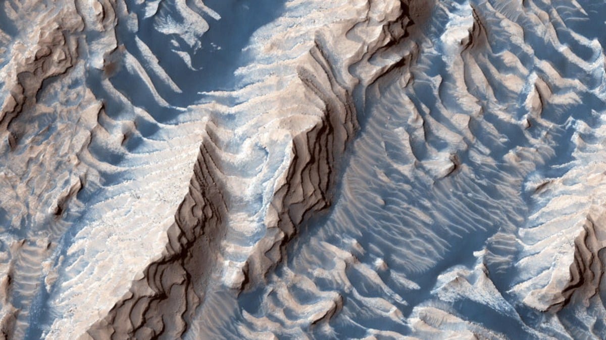 Danielson Crater मंगल ग्रह के दक्षिण-पश्चिम अरब टेरा क्षेत्र में स्थित एक इम्पेक्ट क्रेटर (गड्ढा) है। क्रेटर का व्यास लगभग 42 मील (67 km) है और 2019 में Mars Reconnaissance Orbiter (MRO) द्वारा खींची गई यह तस्वीर क्रेटर में चट्टान और रेत को दिखाती है। नासा का कहना है कि क्रेटर में चट्टान का निर्माण लाखों साल पहले हुआ होगा, जब ढीले तलछट क्रेटर में बस गए। मंगल ग्रह की हवाओं ने इन परतों पर रेत बिखेर दी है, जो इसे जेबरा की पट्टी जैसा रूप देती है।