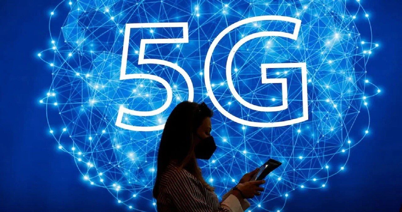 मोबाइल यूजर्स को 5G के लिए कितना देना होगा भुगतान: मोबाइल फोन यूजर्स को शुरू में तेज डाटा स्पीड के लिए ज्यादा भुगतान करना पड़ सकता है। भारतीय टेलीकॉम कंपनियां 2जी/3जी डाटा प्लान बनाम 4जी पैक पर प्रीमियम चार्ज करने से परहेज करती हैं। मगर ऐसी संभावना है कि हाई स्पीड के साथ टॉप-एंड ग्राहकों से शुरुआती दौर में कंपनियां 4जी के मुकाबले 5जी सर्विस के लिए प्रीमियम चार्ज कर सकती हैं। ऐसी उम्मीद है कि 5जी सर्विस 10-20 प्रतिशत प्रीमियम हो सकती है क्योंकि 5G शुरू में शहरी मार्केट्स में लॉन्च होगा।