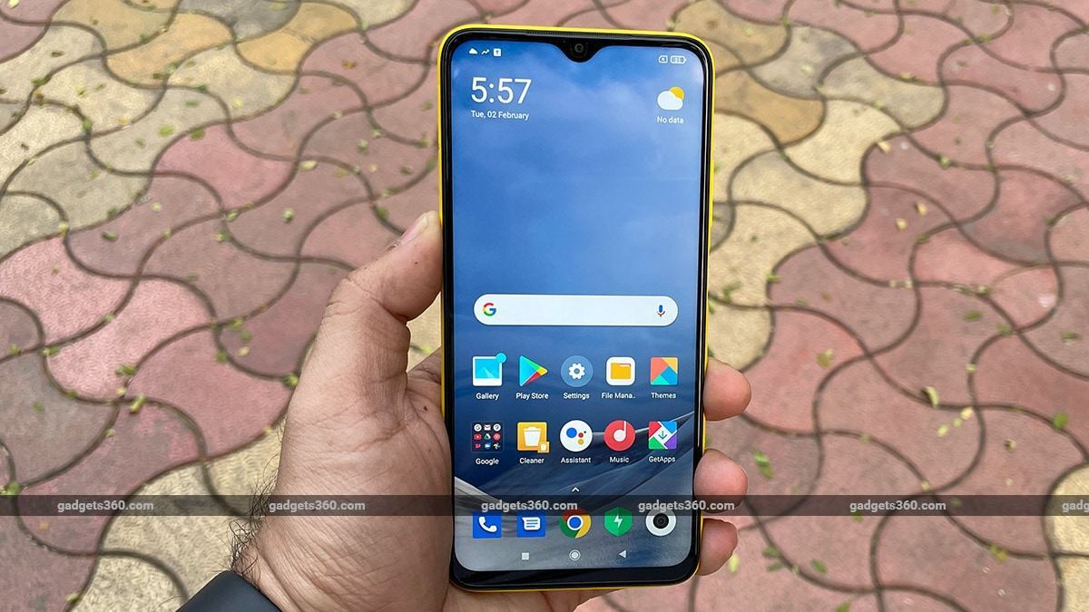 Poco M3 की कीमत भारत में 10,999 रुपये से शुरू होती है, इस कीमत में आपको 6 जीबी रैम + 64 जीबी स्टोरेज मिल रही है। वहींं फोन के 6 जीबी रैम + 128 जीबी स्टोरेज की कीमत 11,999 रुपये है। Poco M3 में कैमरा के लिए फोन में ट्रिपल रियर कैमरा सेटअप दिया गया है, जिसमें एफ/1.79 अपर्चर वाला 48-मेगापिक्सल प्राइमरी सेंसर, F/2.4 मैक्रो लेंस वाला 2-मेगापिक्सल का सेकंडरी सेंसर और F/2.4 अपर्चर वाला 2-मेगापिक्सल का डेप्थ सेंसर शामिल है। सेल्फी और वीडियो कॉलिंग के लिए स्मार्टफोन में सामने की तरफ 8-मेगापिक्सल का कैमरा है, जो F/2.05 लेंस का उपयोग करता है। फोन में 6000mAh बैटरी है।