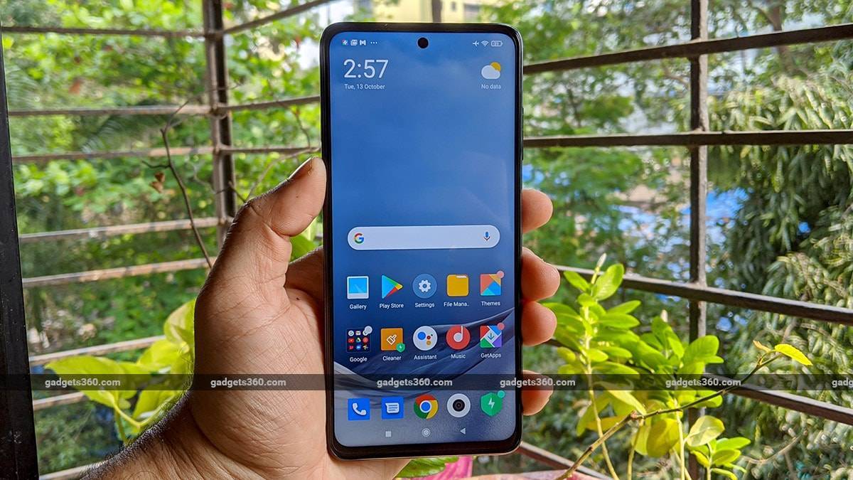 POCO X3 के 6जीबी रैम और 128जीबी स्टोरेज की कीमत 17,999 रुपये है। वहीं इसके 8जीबी रैम और 128जीबी स्टोरेज को 19,999 रुपये में खरीदा जा सकता है। फोन के बैक में क्वॉड रियर कैमरा सेटअप (64MP + 13MP + 2MP + 2MP) है। सेल्फी के लिए 20 मेगापिक्सल का कैमरा है। फोन में 6000mAh बैटरी है।