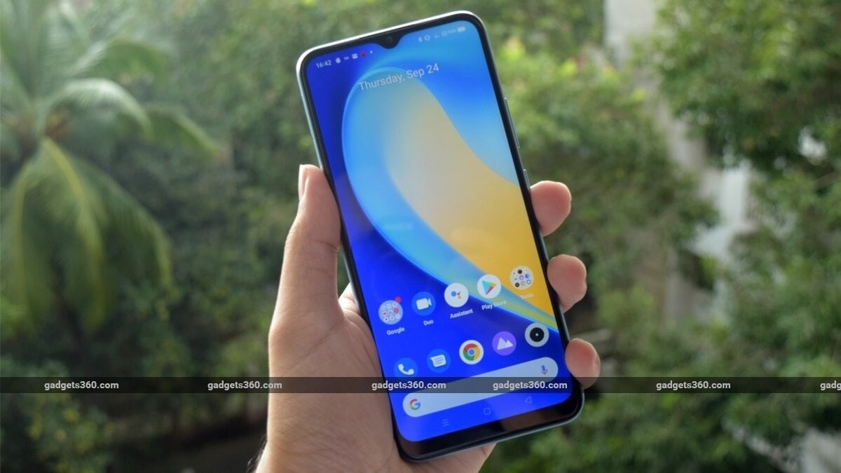 Realme Narzo 20 के 4जीबी रैम और 64जीबी स्टोरेज वेरिएंट को 10,499 रुपये में खरीदा जा सकता है। 4जीबी रैम और 128जीबी स्टोरेज वेरिएंट को 11,499 रुपये में खरीदा जा सकता है। फोन के बैक में ट्रिपल रियर कैमरा सेटअप (48MP + 8MP + 2MP) है। सेल्फी के लिए 8 मेगापिक्सल का फ्रंट कैमरा है। फोन में 6000mAh बैटरी है।