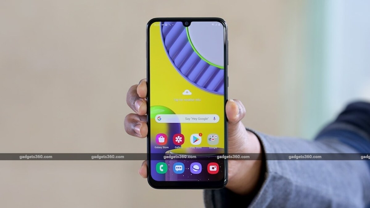 Samsung galaxy M30s के बेस वेरिएंट को Flipkart से 15,499 रुपये में खरीदा जा सकता है। इसमें आपको 4जीबी रैम के साथ 64जीबी स्टोरेज मिल रही है। फोन के 6जीबी रैम और 128जीबी स्टोरेज की कीमत 18,499 रुपये है। फोन में ट्रिपल रियर कैमरा (48MP + 8MP + 5MP) सेटअप मिल रहा है। सेल्फी के लिए 16 मेगापिक्सल का फ्रंट कैमरा है। फोन में 6000mAh बैटरी आपको मिल रही है।