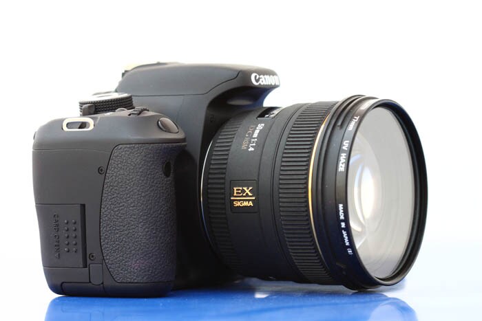 The Canon 600D is a rather light body, so coupled up with a lens of a heavy build, the lens-body combination is a little unbalanced.