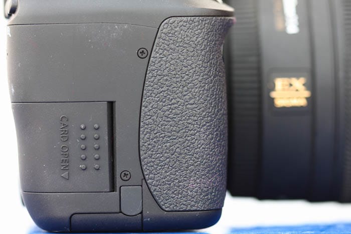 The 600D stores all the stills and videos on a singular SD card.