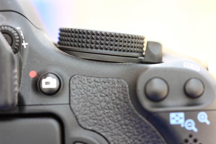 The 600D borrows the dedicated video shooting button from 7D.