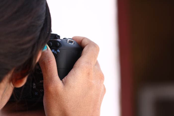 Despite the small form-factor, the buttons at the back do not feel cramped and are easy to access with the thumb.