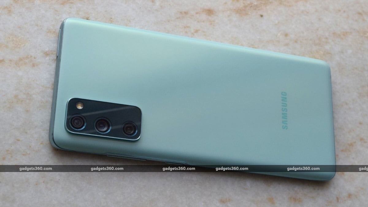 Samsung Galaxy S20 FE को पिछले साल की फ्लैगशिप Galaxy S20 सीरीज़ के टोनडाउन वर्ज़न के रूप में पेश किया गया था। लॉन्च के समय फोन की कीमत 49,999 रुपये थी और अब इसे 9,000 रुपये की कटौती के साथ 40,999 रुपये में बेचा जा रहा है। गैलेक्सी एस20 एफई ऑक्टा-कोर क्वालकॉम स्नैपड्रैगन 865 प्रोसेसर पर काम करता है और 8GB रैम से लैस है। इसमें ट्रिपल रियर कैमरे और 32 मेगापिक्सल फ्रंट कैमरा मिलता है। फोन में 120Hz एमोलेड डिस्प्ले, IP68 सर्टिफिकेशन और 4,500mAh बैटरी शामिल है।