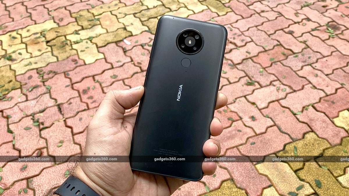 Nokia 5.3 ने पिछले साल अगस्त में दस्तक दी थी और अब इसका अपग्रेड Nokia 5.4 लॉन्च हो चुका है। फोन के 4GB रैम और 64GB स्टोरेज वेरिएंट की कीमत 13,999 रुपये थी, लेकिन अब 1,000 रुपये की गिरावट के बाद इसे 12,999 रुपये में खरीदा जा सकता है। फोन का एक 6GB + 64GB वेरिएंट भी है, जिसकी कीमत अब 14,499 रुपये है। Nokia 5.3 Snapdragon 665 प्रोसेसर पर काम करता है और 4,000 एमएएच बैटरी से लैस आता है।