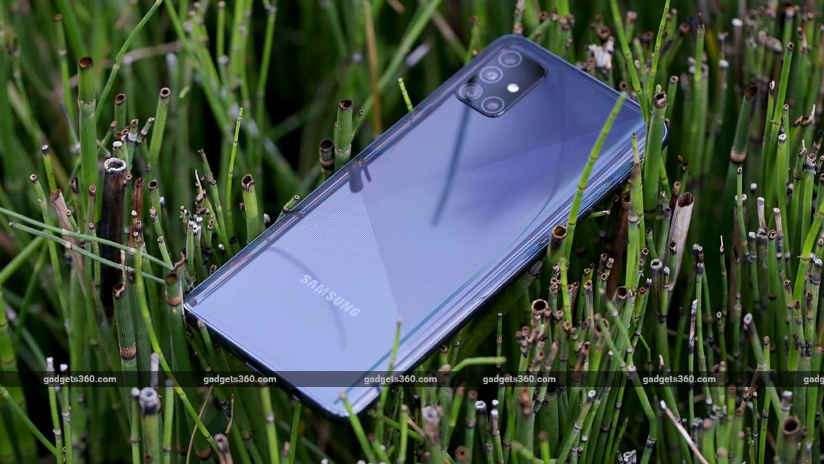 Samsung Galaxy A51 ने लॉन्च के बाद काफी लोकप्रियता हासिल की थी। अब फोन थोड़ा पुराना है, लेकिन अभी भी दमदार है। सैमसंग गैलेक्सी ए51 को 3,000 रुपये तक की कटौती मिली है। स्मार्टफोन के 6GB वेरिएंट में 3,000 रुपये की गिरावट देखने को मिली है, जिसके बाद आप इसे 20,999 रुपये में खरीद सकते हैं। इसका 8GB वेरिएंट 2,000 रुपये सस्ता यानी 24,499 रुपये में खरीदा जा सकता है।