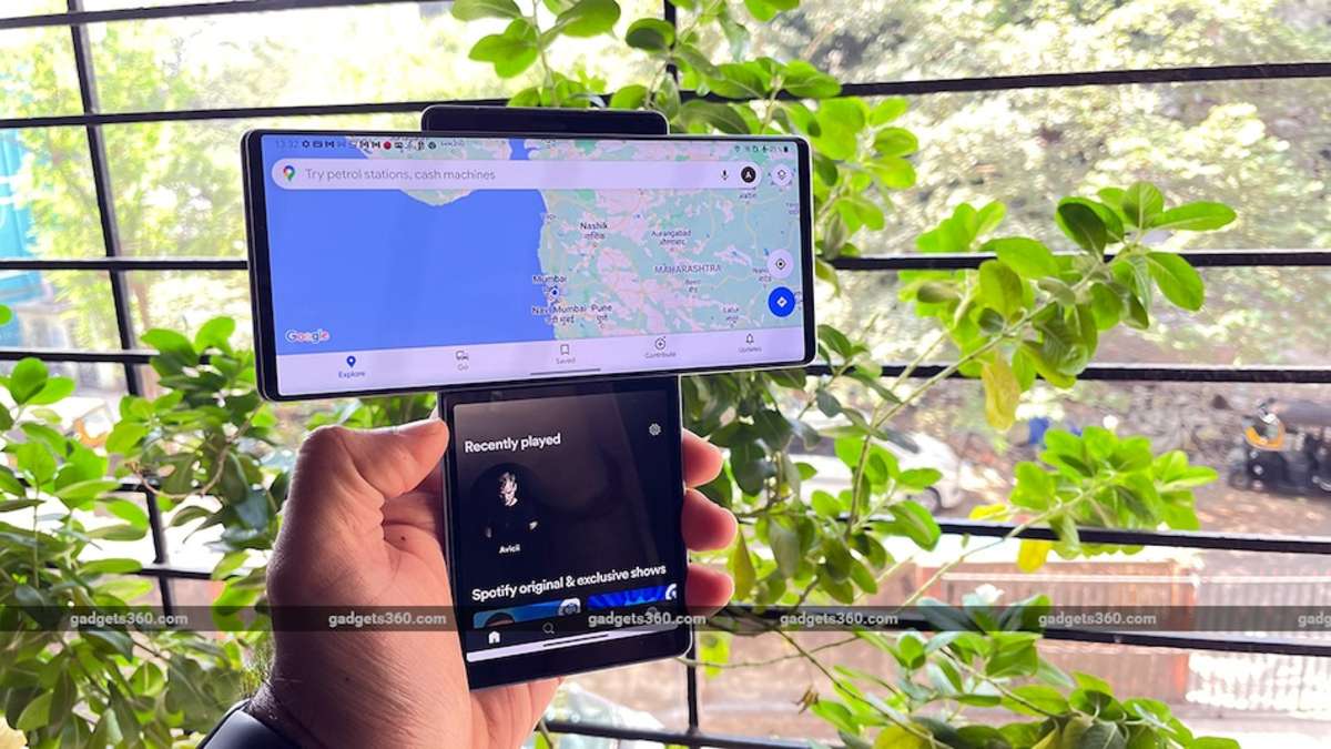 रोटेट होने वाली स्क्रीन के साथ आने वाला स्मार्टफोन LG Wing 69,990 रुपये में लॉन्च हुआ था, लेकिन अब कंपनी ने इसे 10,000 रुपये सस्ता कर दिया है। यदि आप एक अनूठा फोन लेना चाहते हैं, तो LG Wing आपको 59,990 रुपये में मिल जाएगा। फोन का अगला हिस्सा रोटेट हो जाता है और निचले हिस्से में एक छोटा डिस्प्ले मिलता है। रोटेट करने ने से आपको 'T' शेप दिखाई देती है। आप छोटे स्क्रीन को मल्टी-टास्क के लिए इस्तेमाल कर सकते हैं। फोन Snapadragon 765G प्रोसेसर पर चलता है। यह 64 मेगापिक्सल ट्रिपल रियर कैमरा सेटअप, 32 मेगापिक्सल सेल्फी कैमरा और 4,000mAh बैटरी से लैस आता है।
