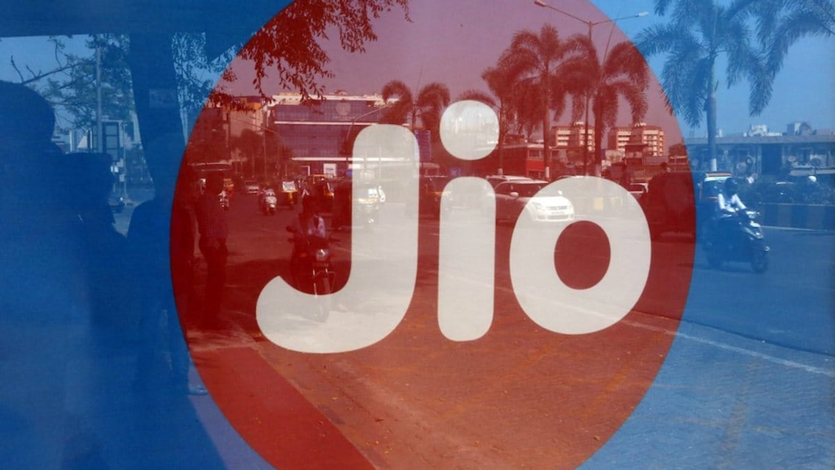 वहीं, Jio के पास भी एक 399 रुपये प्लान है। इसमें आपको 56 दिनों की वैधता मिलेगी और 1.5GB डेली डेटा मिलेगा। इसके अलावा सभी नंबर पर अनलिमिटेड कॉलिंग, 100 मुफ्त SMS प्रति दिन जैसे फायदे भी मिलते हैं। यूज़र्स को 56 दिनों के लिए Jio Suite का मुफ्त एक्सेस भी मिलेगा, जिनमें JioTV, JioCinema, JioNews, JioSecurity सर्विस शामिल हैं।