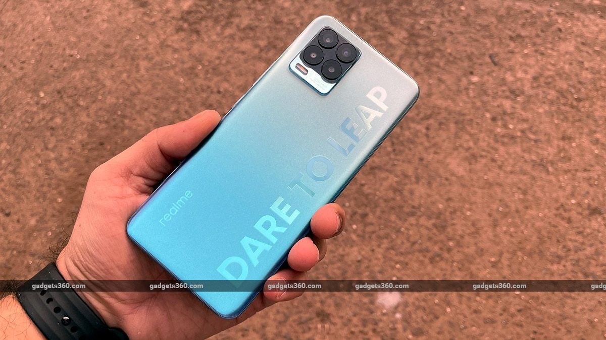 Realme 8 Pro की शुरुआती कीमत 17,999 रुपये है और इसमें 108MP क्वाड रियर कैमरा सेटअप मिलता है। फोन में Samsung ISOCELL HM2 प्राइमरी सेंसर के साथ 8MP का अल्ट्रा वाइड-एंगल लेंस और दो 2MP के मैक्रो और b/w लेंस मिलते हैं। सेल्फी के लिए फोन में 16MP का सेल्फी कैमरा मिलता है। इसमें 4,500mAh की बैटरी शामिल है, जो 50W सुपरडार्ट फास्ट चार्जिंग सपोर्ट करती है। यह Snapdragon 720G प्रोसेसर पर काम करता है और 8GB तक रैम के साथ आता है।