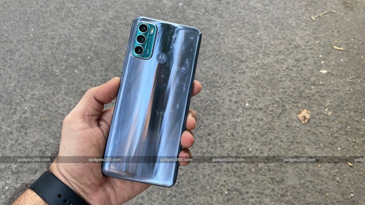 फोन में फोटोग्राफी के लिए ट्रिपल रियर कैमरा सेटअप मिलता है, जिसमें 108MP का प्राइमरी सेंसर, 8MP का अल्ट्रा वाइड-एंगल लेंस और 2MP का डेप्थ सेंसर शामिल है। फ्रंट में 32MP सेंसर दिया गया है। इसमें Snapdragon 732G चिपसेट, लगभग स्टॉक Android 11 ऑपरेटिंग सिस्टम, 20W फास्ट चार्जिंग सपोर्टेड 6,000mAh बैटरी और 6GB रैम शामिल है। फोन की कीमत 17,999 रुपये है।