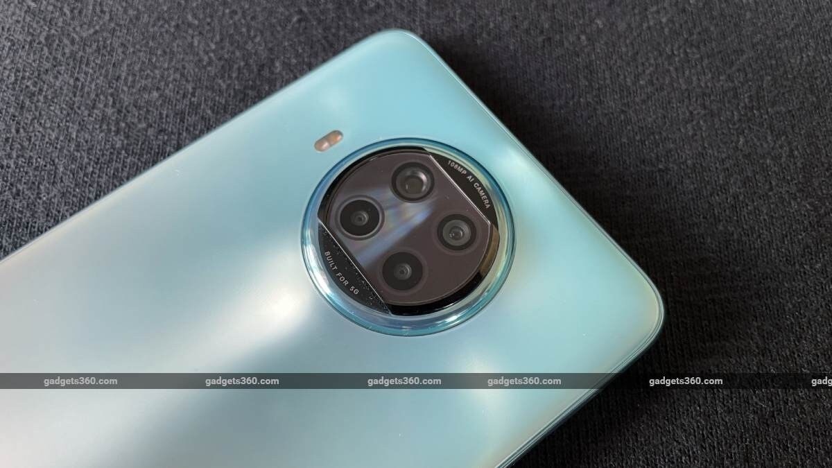 Mi 10i में 108MP Samsung HM2 कैमरा सेंसर मिलता है। इसके अलावा कैमरा सेटअप में 8MP का अल्ट्रा वाइड-एंगल लेंस और दो 2MP के मैक्रो और डेप्थ सेंसर मिलते हैं। फोन में 16MP का सेल्फी कैमरा शामिल है। फोन 5G कनेक्टिविटी से लैस आता है और इसमें 33W चार्जिंग सपोर्ट करने वाली 4,820mAh क्षमता की बैटरी मिलती है। इसकी एक खासियत 120Hz रिफ्रेश रेट वाला डिस्प्ले पैनल भी है। Mi 10i की भारत में कीमत 20,999 रुपये से शुरू होती है।