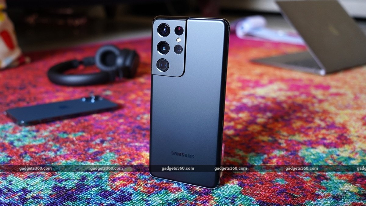 Galaxy S21 Ultra में 108MP कैमरा मिलता है, जो Isocell HM3 सेंसर है। सेटअप में 12MP का अल्ट्रा वाइड-एंगल लेंस और 10MP का पेरिस्कोप लेंस शामिल है। सेल्फी के लिए 40MP का फ्रंट कैमरा दिया गया है। इसमें WQHD+ डायनामिक एमोलेड डिस्प्ले मिलता है, जो 120Hz रिफ्रेश रेट सपोर्ट करता है। फोन Exynos 2100 चिपसेट पर काम करता है और S Pen भी सपोर्ट करता है। बैटरी 5,000mAh क्षमता से लैस है। इसकी भारत में कीमत 1,05,999 रुपये है।