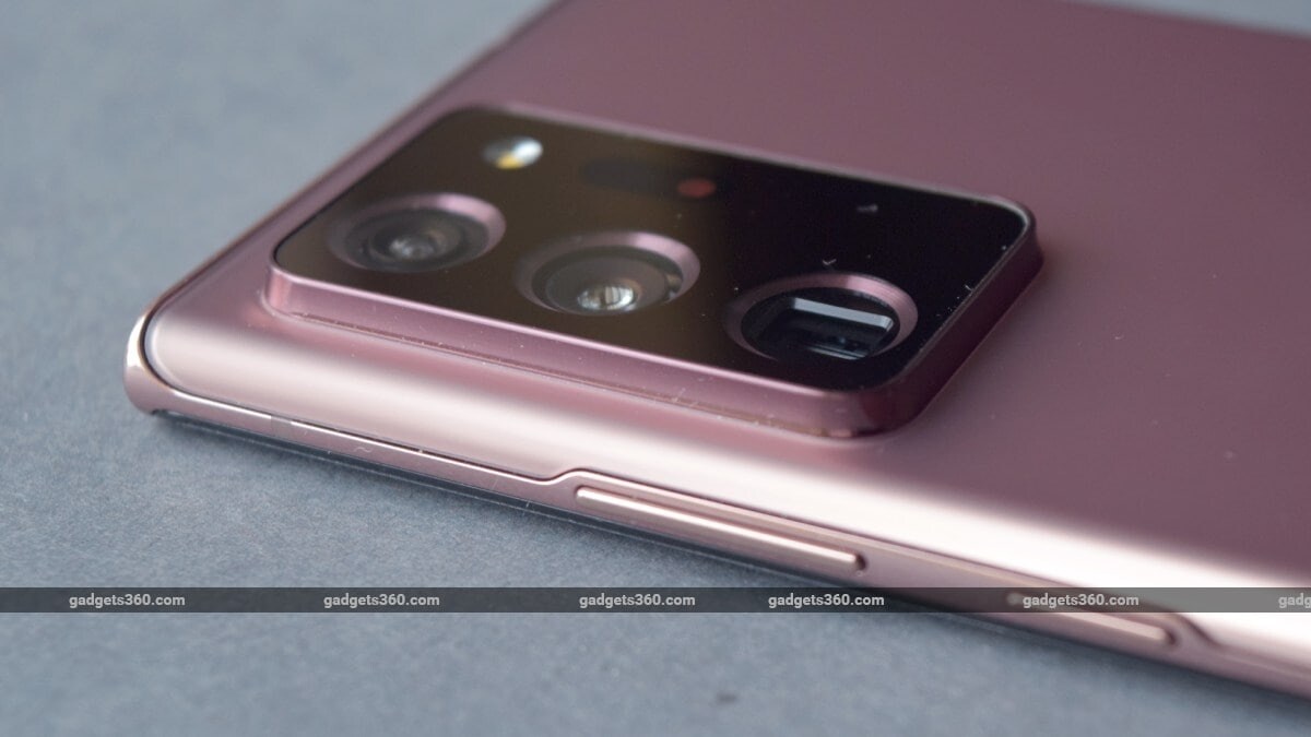 Samsung की नोट सीरीज़ का लेटेस्ट फोन Galaxy Note20 Ultra 108MP ट्रिपल रियर कैमरा सेटअप के साथ आता है और यह कैमरा 8K वीडियो रिकॉर्डिंग करने में सक्षम है। सेटअप में 12MP का अल्ट्रा वाइड-एंगल लेंस और 12MP का पेरिस्कोप लेंस मिलता है, जो 3x ऑप्टिकल और 50x स्पेस ज़ूम (डिज़िटल ज़ूम) सपोर्ट करता है। सेल्फी के लिए 10MP का डुअल-पिक्सल ऑटोफोकस सेंसर दिया गया है। Galaxy Note20 Ultra में Exynos 990 चिपसेट मिलता है और यह 12GB रैम से लैस आता है। डिस्प्ले 120Hz QHD+ पैनल सपोर्ट करता है। इसकी भारत में कीमत 1,04,999 रुपये है।
