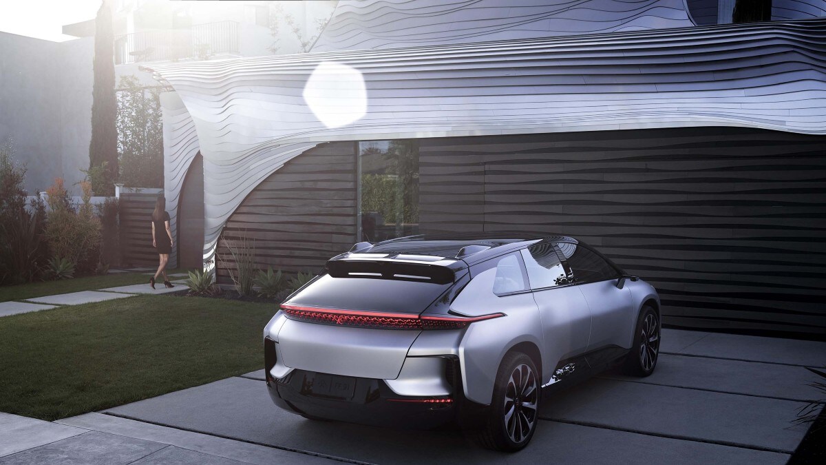 Faraday Future FF 91 इलेक्ट्रिक कार में 3 मोटर शामिल हैं, जो 1050 हॉर्सपावर जनरेट करती हैं। इनकी बदौलत यह कार 0-60 माइल्स की स्पीड मात्र 2.39 सेकंड में पकड़ सकती है। हालांकि कंपनी की टर्म्स कहती है कि यह आंकड़ा प्रोडक्शन मॉडल में अलग भी हो सकता है। इसमें मौजूद बैटरी पैक कार को सिंगल चार्ज में 300 से ज्यादा माइल्स (लगभग 500 किलोमीटर) तक दौड़ा सकता है।