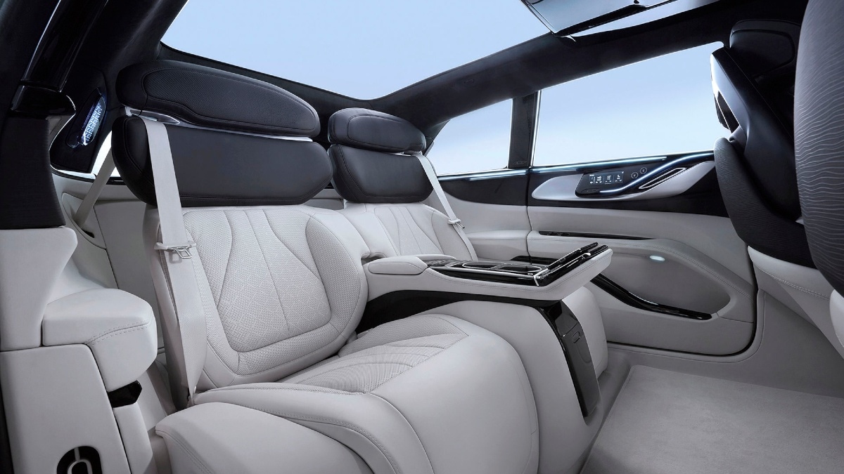 Faraday Future के ग्लोबल सीईओ Dr. Carsten Breitfeld ने 19 जुलाई को अमेरिका के लिए FF 91 इलेक्ट्रिक कार की बुकिंग खोले जाने की घोषणा भी की थी। हालांकि बाद में रिजर्वेशन पेज पर बुकिंग बंद हो चुकी थी। कंपनी की वेबसाइट पर मौजूद बुकिंग पेज पर अब Thank You नोट लिखा हुआ है। कार को अगले साल की पहली छिमाही में लॉन्च किए जाने की उम्मीद है और कंपनी इसे 21 सितंबर को होने वाले Investor Day इवेंट में दुनिया के समाने पेश करने वाली है।