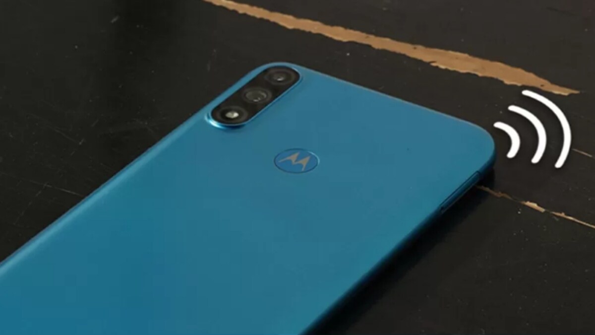 Moto E7 Power में ड्यूल रियर कैमरा सेटअप है। इसमें प्राइमरी कैमरा सेंसर 13 मेगापिक्सल का है, जबकि दूसरा सेंसर 2 मेगापिक्सल का है। फोन में सेल्फी और वीडियो कॉलिंग के लिए 5 मेगापिक्सल का कैमरा है।