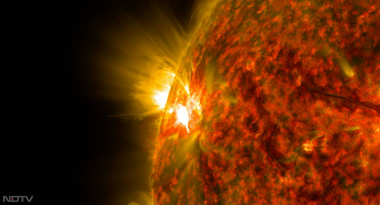 इस सबकी वजह है सौर चक्र। अमेरिकी अंतरिक्ष एजेंसी नासा (Nasa) के अनुसार, हमारा सूर्य 11 साल के एक चक्र से गुजरता है। इस चक्र के मध्‍य में सूर्य अस्थिर हो जाता है, जिसमें धीरे-धीरे कमी आती है। मौजूदा वक्‍त में सूर्य उसी अस्थिरता के दौर से गुजर रहा है। साल 2025 तक सूर्य अस्थिर रहेगा, जिस वजह से उसमें सनस्‍पॉट उभरेंगे और सौर तूफानों की घटनाएं बहुत ज्‍यादा संख्‍या में होती रहेंगी।