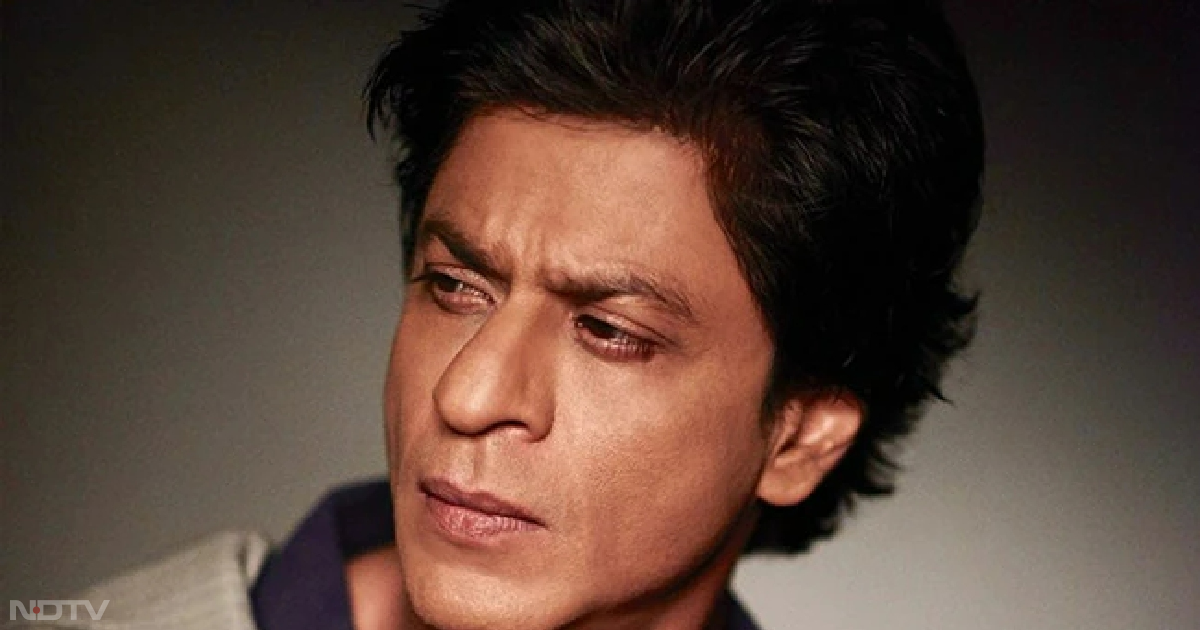 Shah Rukh Khan की आखिरी फिल्म Zero थी, जिसने बॉक्स ऑफिस पर अच्छा परफॉर्म नहीं किया। यूं तो मूवी ने अच्छी कमाई की, लेकिन निश्चित तौर पर जैसे रिस्पॉन्स की उम्मीद शाहरुख और फिल्म प्रोडक्शन ने की होगी, फिल्म उतना अच्छा परफॉर्म नहीं कर पाई और इसके बाद SRK ने मूवी इंडस्ट्री से ब्रेक ले लिया। हालांकि ब्रेक अस्थाई था और अब करीब चार साल बाद बॉलीवुड बादशाह बड़े पर्दे पर अपनी कई फिल्मों के साथ वापसी करेंगे। उन्होंने हाल ही में अपने जन्मदिन पर पठान (Pathaan) का टीजर रिलीज किया था। साथ ही उन्हें डंकी की शूटिंग पर भी देखा जा चुका है।