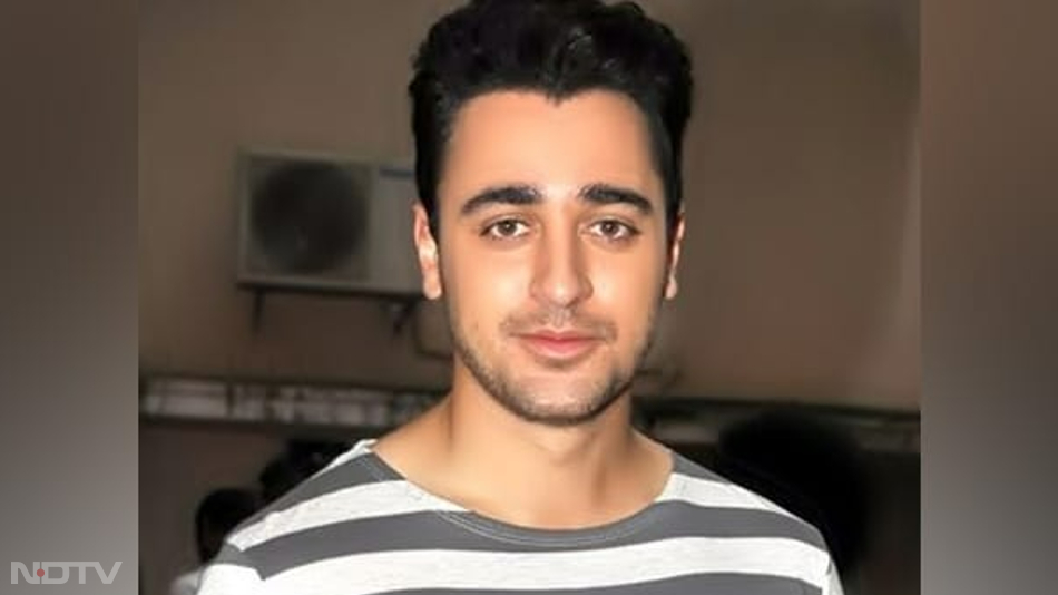 Jaane Tu... Ya Jaane Na फिल्म से लोगों के दिलों में राज करने वाले इमरान खान ने अपने करियर की शुरुआत की। इसके बाद, वे कई बड़ी मूवी, जैसे Delly Belly, I Hate Luv Stories, Mere Brother Ki Dulhan आदि में दिखाई दिए। उनकी आखिरी फिल्म कंगना रनौत के साथ कट्टी बट्टी (2015) थी, जिसके बाद से यह अभिनेता ब्रेक पर है और कोई नहीं जानता कि वह वापसी करेंगे या नहीं।
