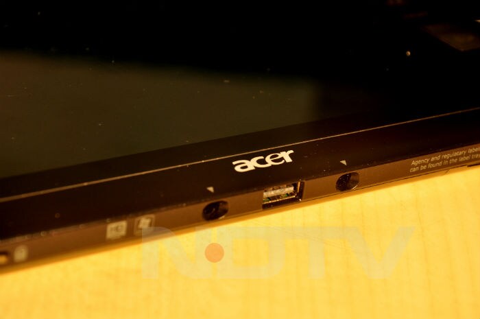 The bottom of the device houses 2 USB ports and the screen orientation lock. Of these two USB ports, the docking station uses one when connected. (Photo : Harshit Walia)