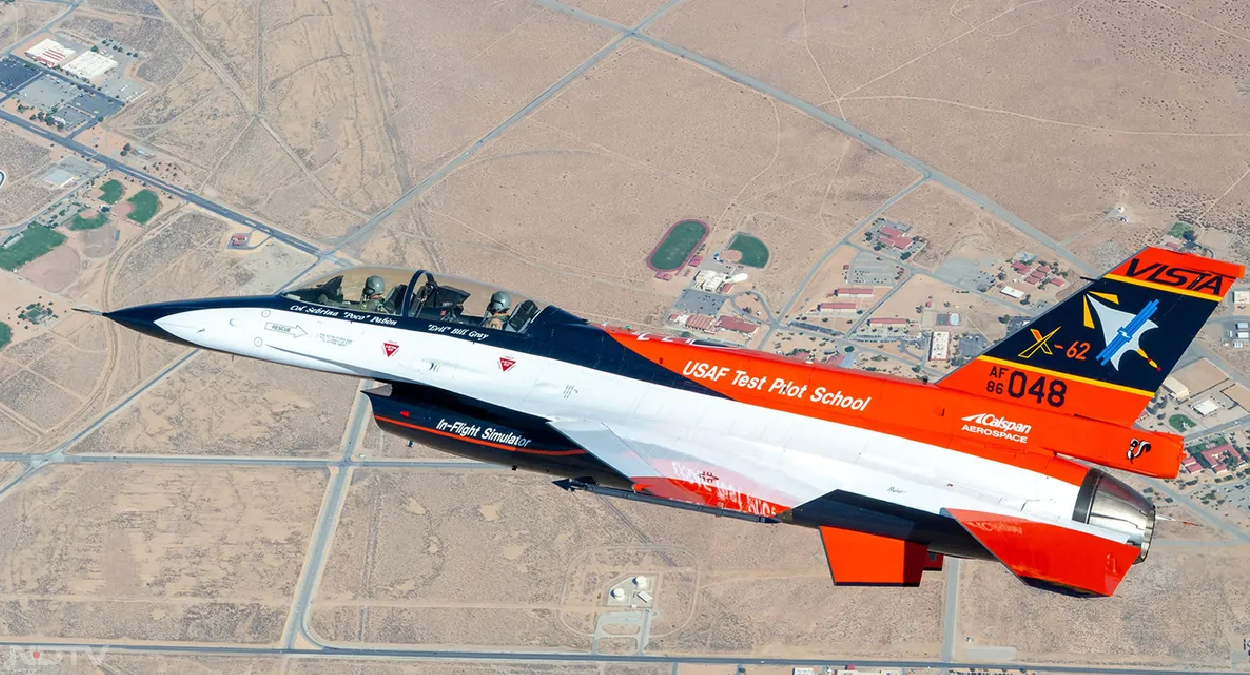 इस जेट का नाम 'X-62A' और 'VISTA' बताया जाता है। डेली मेल की रिपोर्ट के अनुसार, टेस्‍ट फ्लाइट के दौरान इस मॉडिफाइड F-16 फाइटर जेट ने कुल 17 घंटे से अधिक समय तक टेकऑफ, लैंडिंग के साथ-साथ युद्धाभ्यास किया। इस दौरान कोई भी इंसानी हस्‍तक्षेप नहीं हुआ। यह टेस्‍ट फ्लाइट बीते साल दिसंबर में अमेरिका के कैलिफोर्निया में एडवर्ड्स एयर फोर्स बेस में उड़ाई गई थी।
