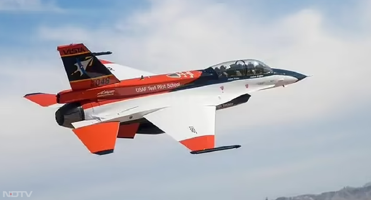 रिपोर्ट के अनुसार, मॉडिफाइड F-16 फाइटर जेट को संचालित करने वाले एल्गोरिदम को डिफेंस एडवांस्ड रिसर्च प्रोजेक्ट्स एजेंसी (DARPA) ने डेवलप किया था, जो अमेरिकी रक्षा विभाग की एक रिसर्च ब्रांच है। ऐसा पहली बार है, जब आर्टिफ‍िशियल इंटेलिजेंस का इस्‍तेमाल एक सामरिक विमान किया गया है। इस कामयाबी ने DARPA के एयर कॉम्बैट इवोल्यूशन (ACE) प्रोग्राम को तेजी से आगे बढ़ाया है।