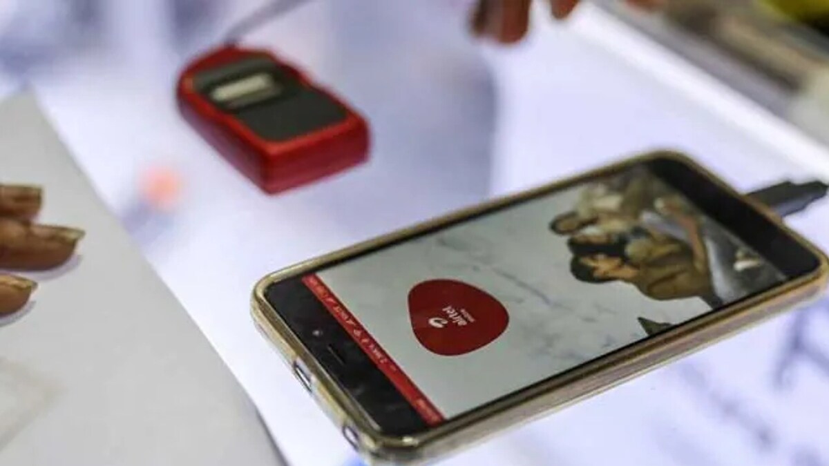 Airtel के प्रीपेड रीचार्ज प्लान की बात करें, तो टेलीकॉम ऑपरेटर का पहला प्लान 699 रुपये का रीचार्ज पैक है, जिसमें आपको 56 दिनों की वैधता के दौरान रोजाना 3 जीबी डेटा (3GB/Day) डेटा मिलता है। इस प्लान में डेली 100 फ्री SMS की सुविधा के साथ-साथ अनलिमिटेड लोकल व नेशनल कॉलिंग का बेनिफिट भी मिलता है। प्लान के साथ 56 दिनों के लिए फ्री Amazon Prime मेंबरशिप मिलती है। प्लान में 56 दिनों के लिए फ्री Xstream Mobile पैक का एक्सेस भी मिलता है।

अगला प्रीपेड पैक 999 रुपये का है, जिसमें अनलिमिटेड लोकल व नेशनल कॉलिंग, डेली 100 फ्री SMS और 84 दिनों की वैधता के साथ 2.5GB डेली डेटा मिलता है। इस प्लान में 84 दिनों के लिए फ्री Amazon Prime मेंबरशिप मिलती है। प्लान में 84 दिनों के लिए फ्री Xstream Mobile पैक का एक्सेस भी मिलता है।