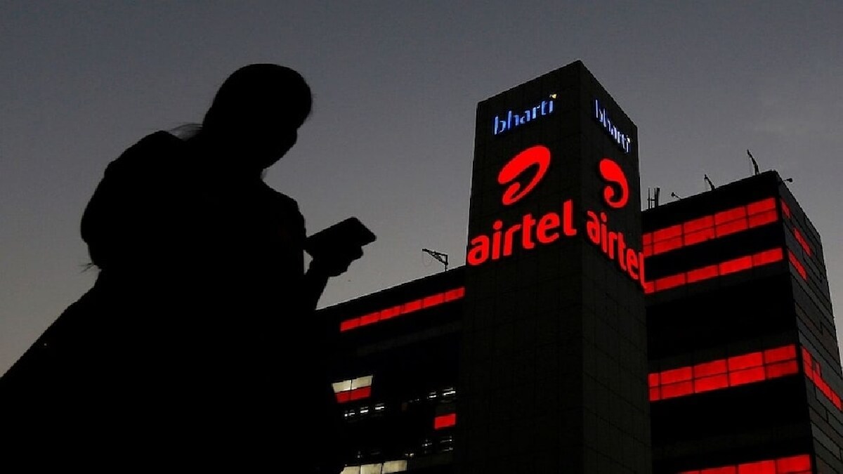Airtel के पोस्टपेड प्लान की बात करें, तो Prime मेंबरशिप के साथ आने वाला सबसे सस्ता पोस्टपेड प्लान 499 रुपये प्रति माह का Platinum प्लान है, जिसमें 6 महीनों के लिए प्राइम मेंबरिशिप, 1 साल के लिए Disney+ Hotstar Mobile सब्सक्रिप्शन, अनलिमिटेड कॉलिंग, 75GB मंथली डेटा (200GB तक डेटा रोलओवर बेनिफिट) और डेली 100 फ्री SMS जैसे फायदे मिलते हैं।

इसके अलावा, कंपनी 'Postpaid Family Plans' के तहत 999 रुपये, 1,199 रुपये और 1,599 रुपये के तीन प्लान देती है। इन तीनों पोस्डपेड प्लान में 6 महीनों के लिए प्राइम मेंबरशिप और 1 साल के लिए Disney+ Hotstar Mobile सब्सक्रिप्शन मिलता है। कंपनी 1,199 रुपये और 1,599 रुपये के प्लान में क्रमश: Netflix basic और Netflix Standard मंथली सब्सक्रिप्शन भी देती है। इन तीनों प्लान में अनलिमिटेड कॉलिंग और डेली 100 फ्री SMS की सुविधा मिलती है। 999 रुपये प्रति माह के प्लान में 100GB डेटा मिलता है, जबकि 1,199 रुपये प्रति माह और 1,599 रुपये प्रति माह वाले प्लान क्रमश: 150GB डेटा और 250GB डेटा के साथ आते हैं। तीनों में 200GB तक डेटा रोलओवर की सुविधा मिलती है।